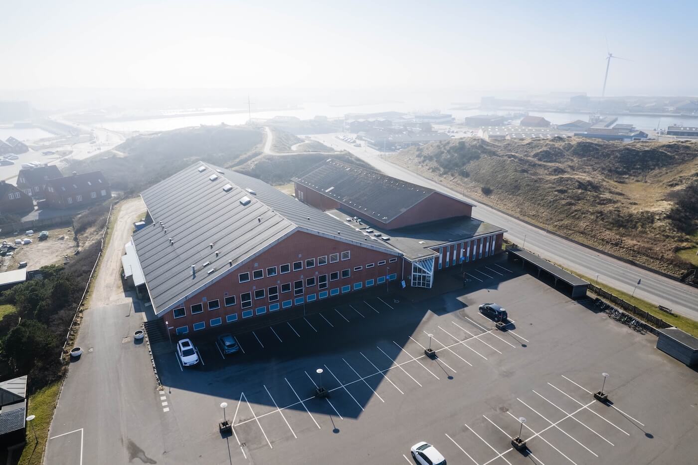 Udendørsbassin og sauna ved Hvide Sande Hallen i Ringkøbing-Skjern